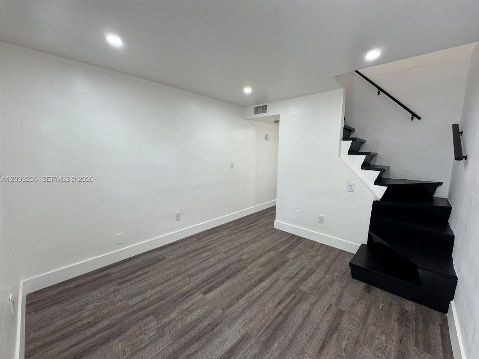 For Rent: $2,600 (2 beds, 1 baths, 1600 Square Feet)
