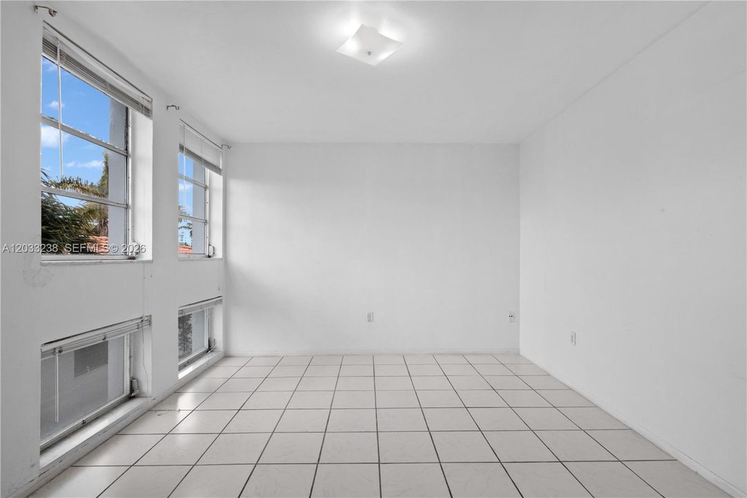 For Sale: $220,000 (1 beds, 1 baths, 767 Square Feet)