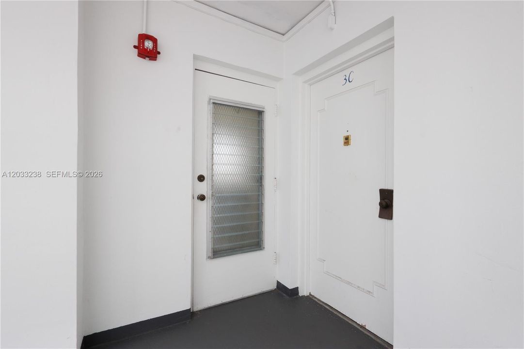 For Sale: $220,000 (1 beds, 1 baths, 767 Square Feet)