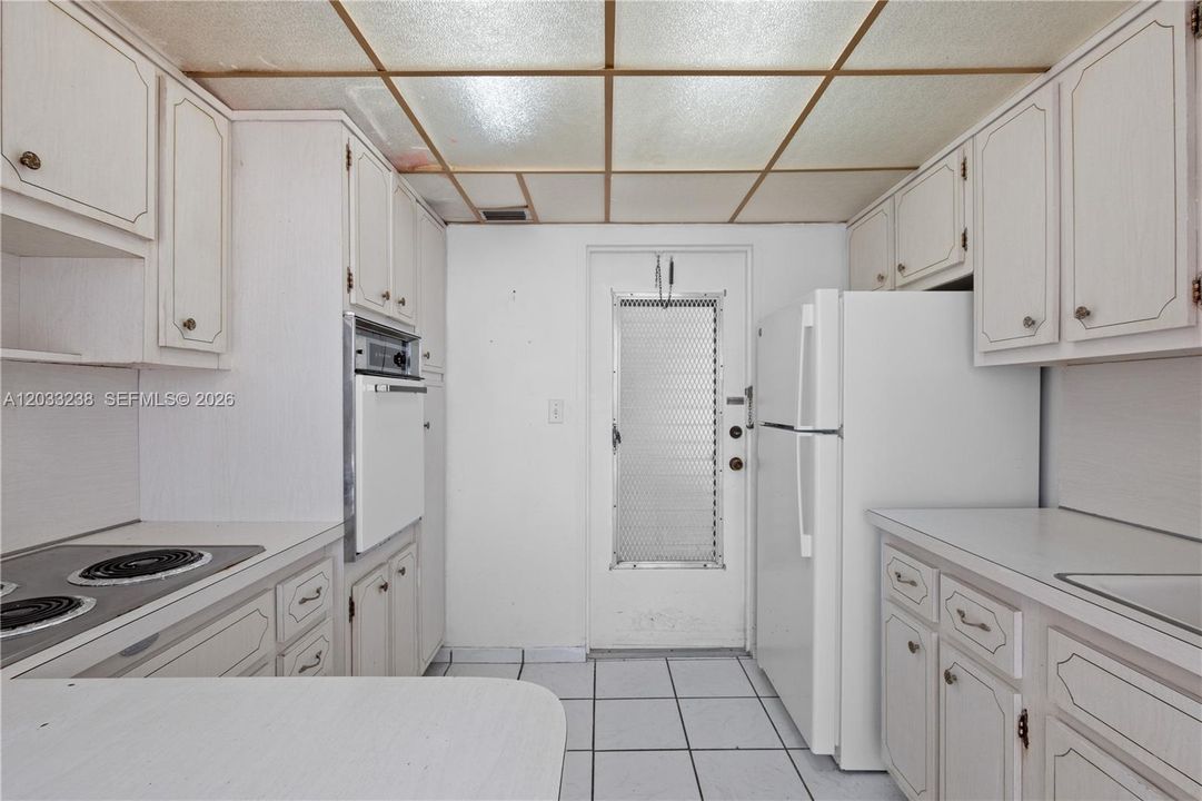 For Sale: $220,000 (1 beds, 1 baths, 767 Square Feet)