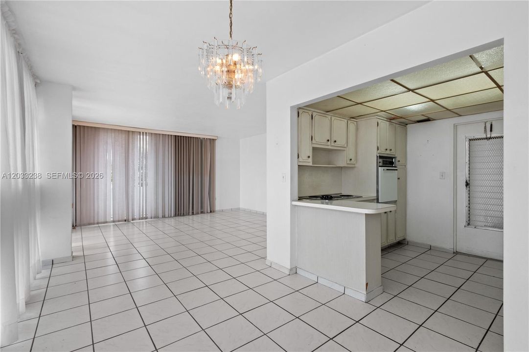 For Sale: $220,000 (1 beds, 1 baths, 767 Square Feet)