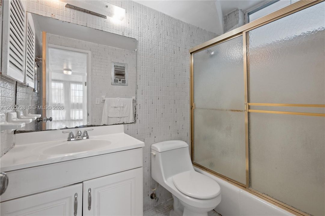 For Sale: $220,000 (1 beds, 1 baths, 767 Square Feet)