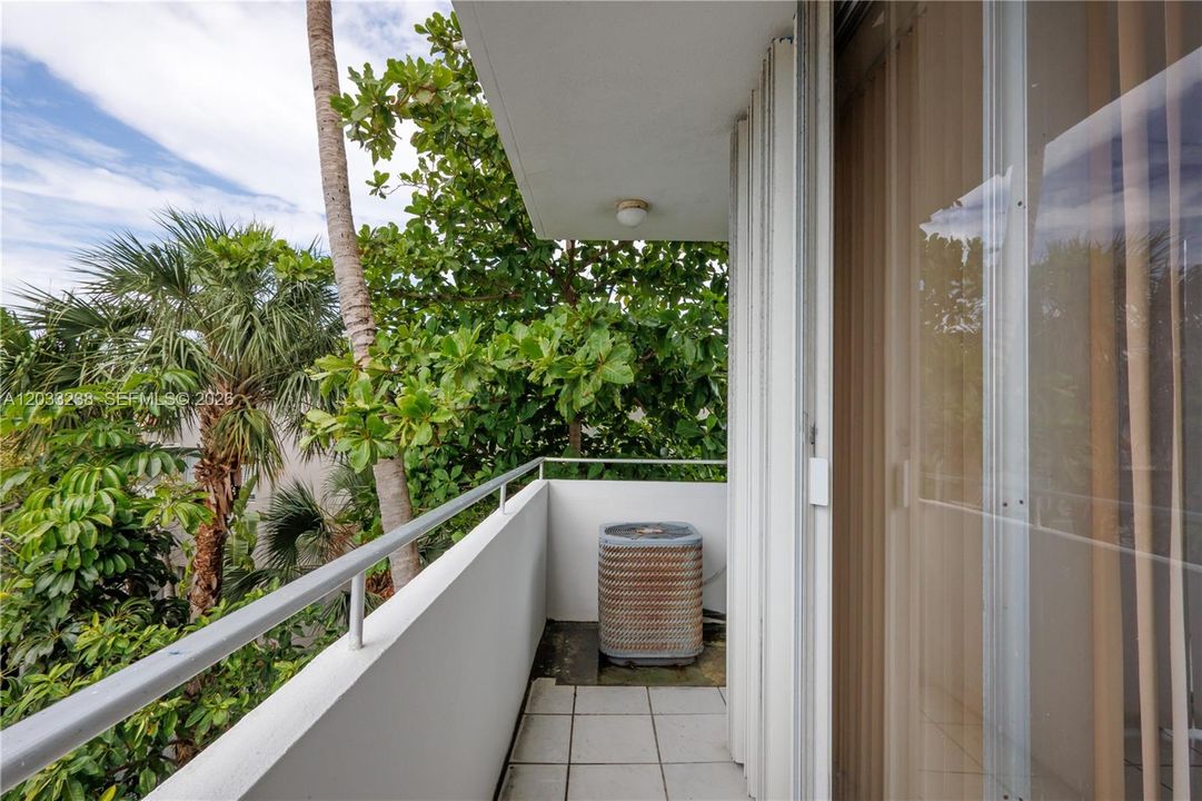 For Sale: $220,000 (1 beds, 1 baths, 767 Square Feet)