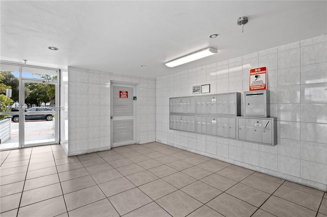 For Sale: $220,000 (1 beds, 1 baths, 767 Square Feet)