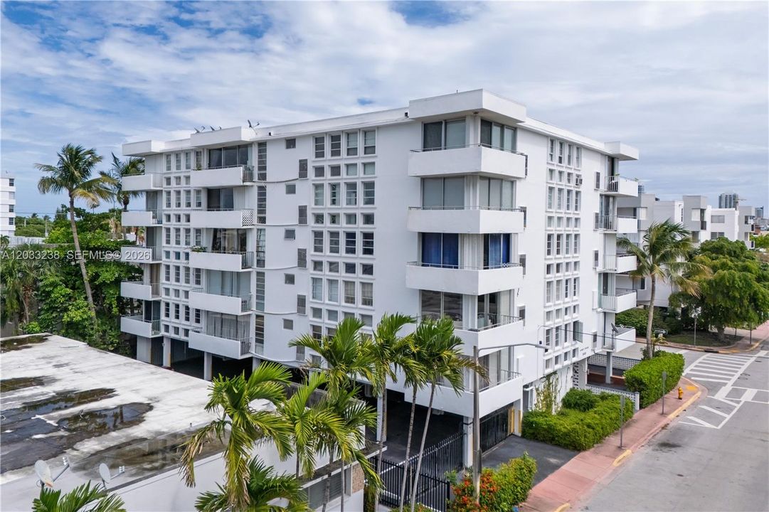For Sale: $220,000 (1 beds, 1 baths, 767 Square Feet)