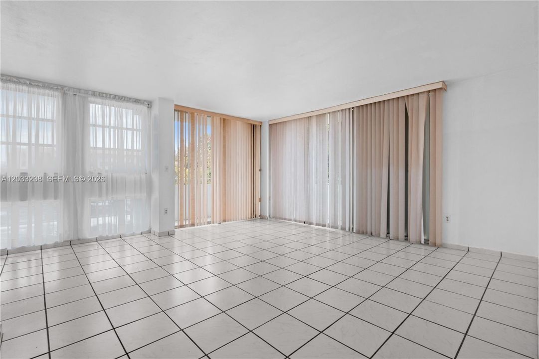 For Sale: $220,000 (1 beds, 1 baths, 767 Square Feet)