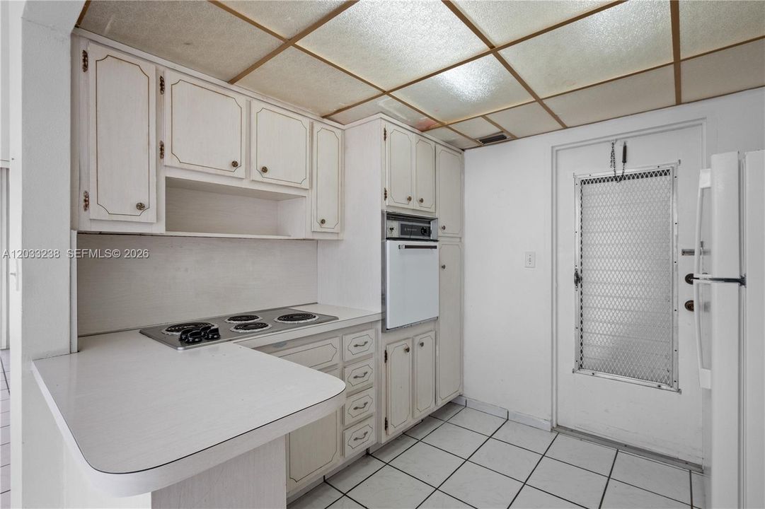 For Sale: $220,000 (1 beds, 1 baths, 767 Square Feet)