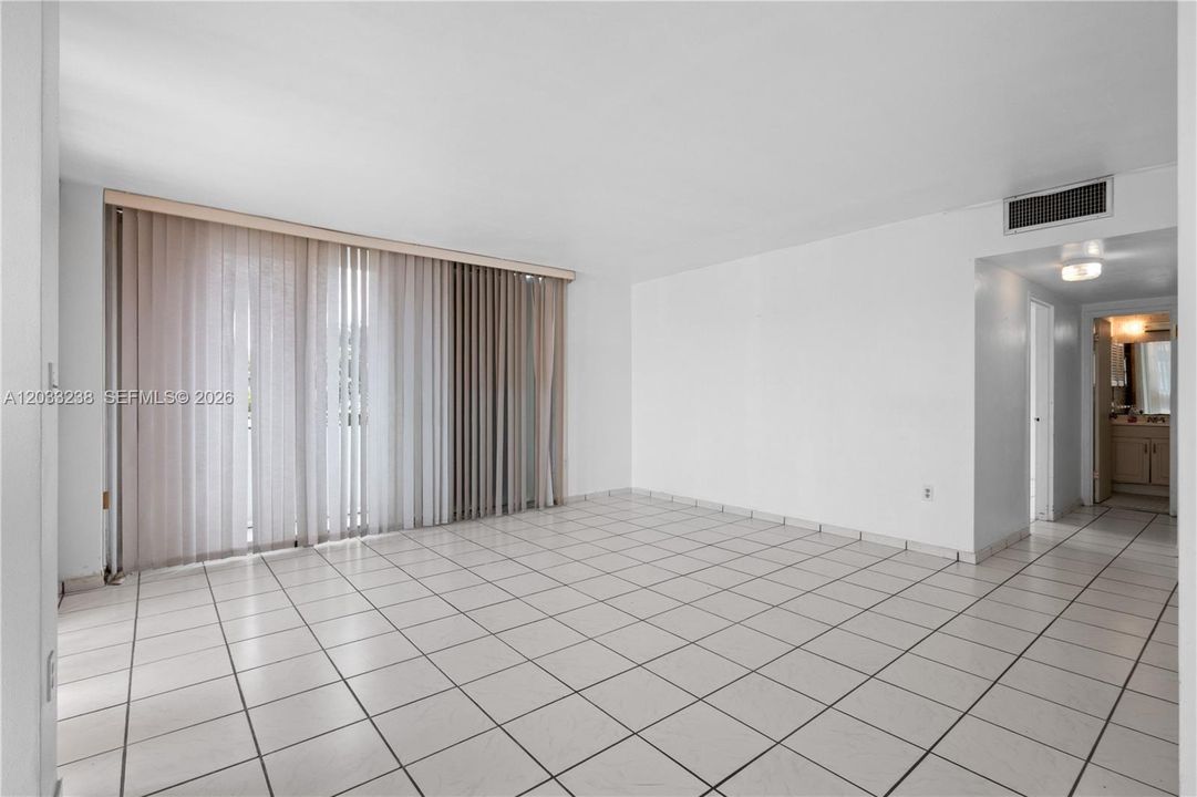 For Sale: $220,000 (1 beds, 1 baths, 767 Square Feet)