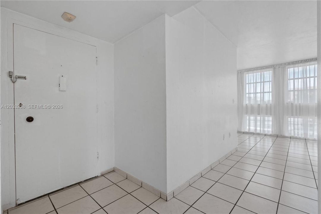 For Sale: $220,000 (1 beds, 1 baths, 767 Square Feet)