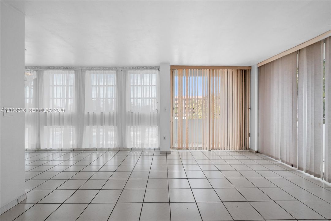 For Sale: $220,000 (1 beds, 1 baths, 767 Square Feet)