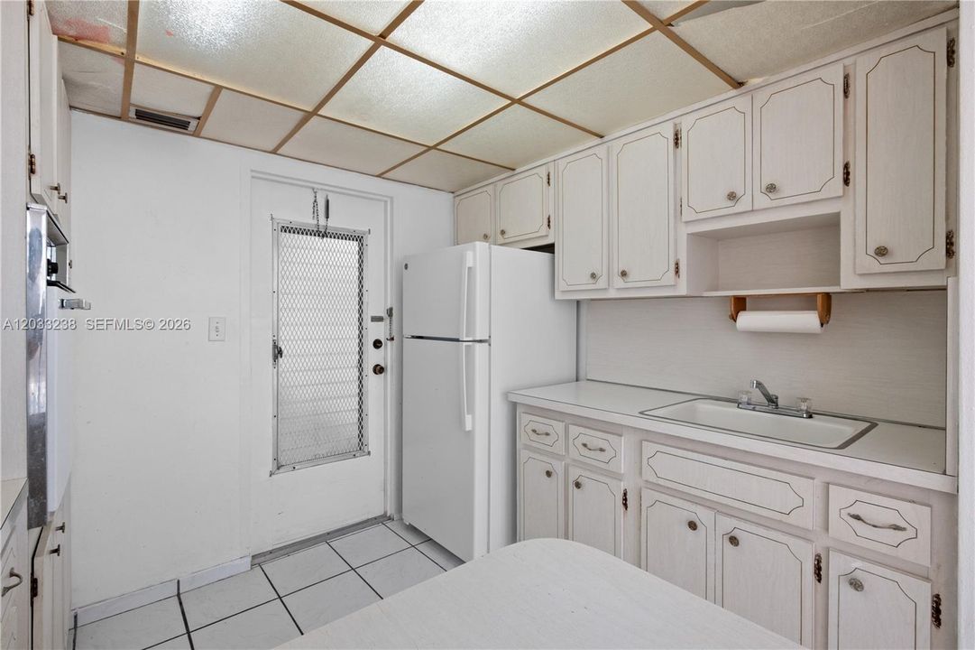 For Sale: $220,000 (1 beds, 1 baths, 767 Square Feet)