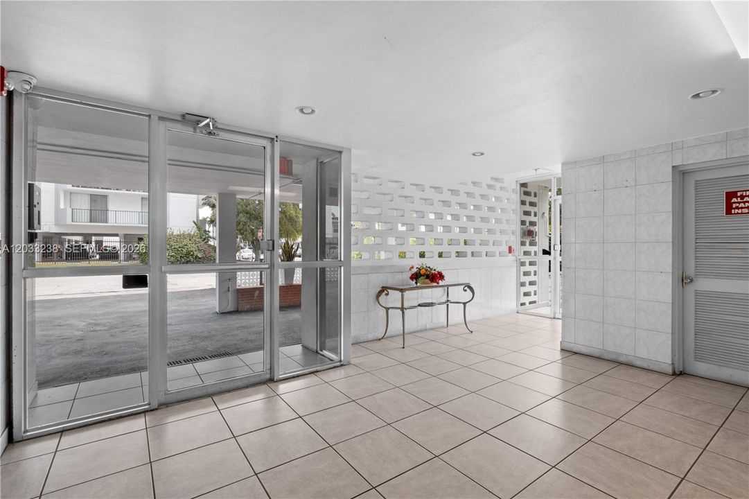 For Sale: $220,000 (1 beds, 1 baths, 767 Square Feet)