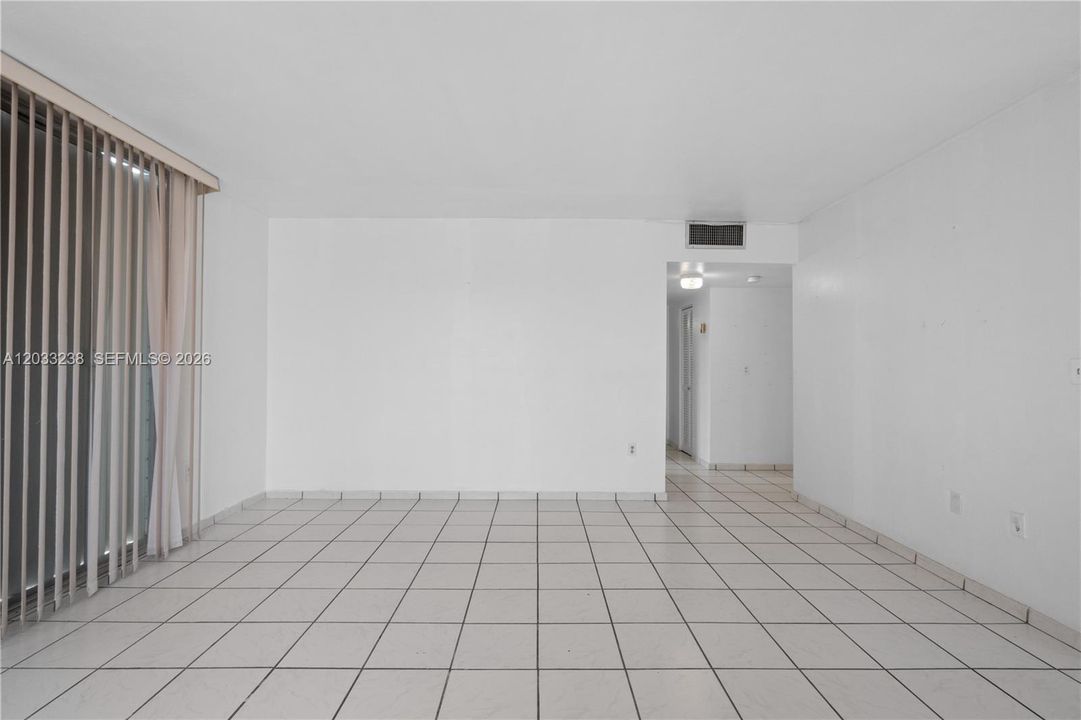 For Sale: $220,000 (1 beds, 1 baths, 767 Square Feet)