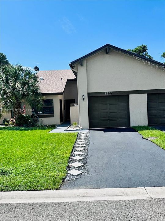 For Sale: $325,000 (2 beds, 2 baths, 1033 Square Feet)