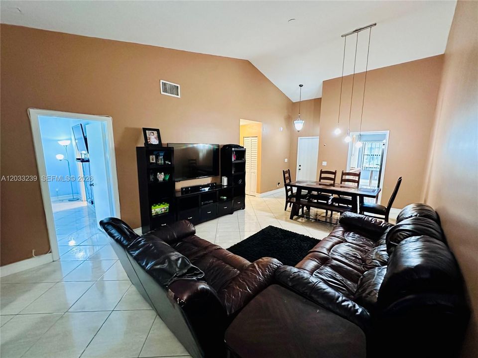 For Sale: $325,000 (2 beds, 2 baths, 1033 Square Feet)