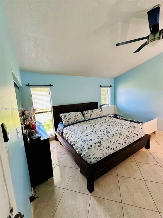 For Sale: $325,000 (2 beds, 2 baths, 1033 Square Feet)