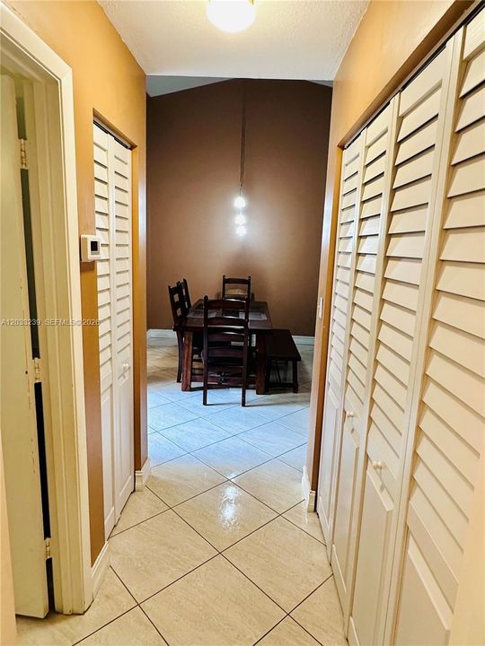 For Sale: $325,000 (2 beds, 2 baths, 1033 Square Feet)