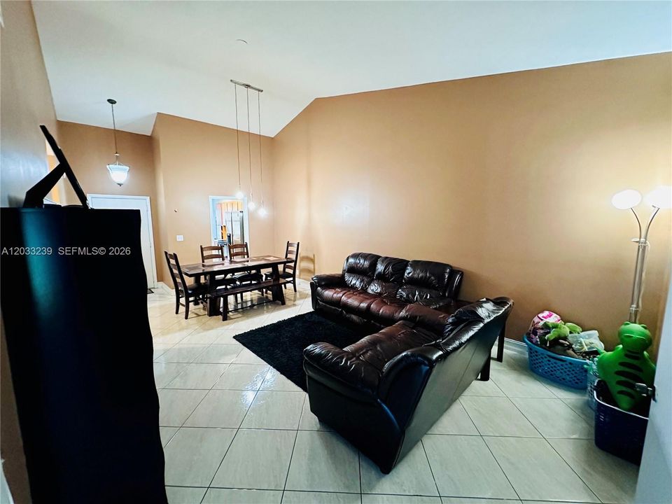 For Sale: $325,000 (2 beds, 2 baths, 1033 Square Feet)