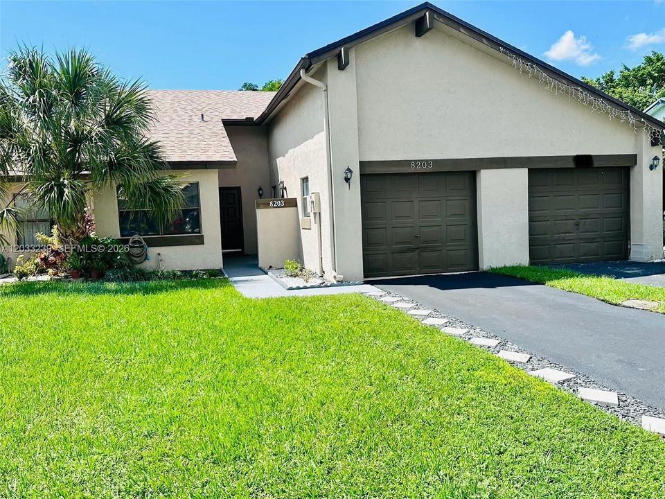 For Sale: $325,000 (2 beds, 2 baths, 1033 Square Feet)