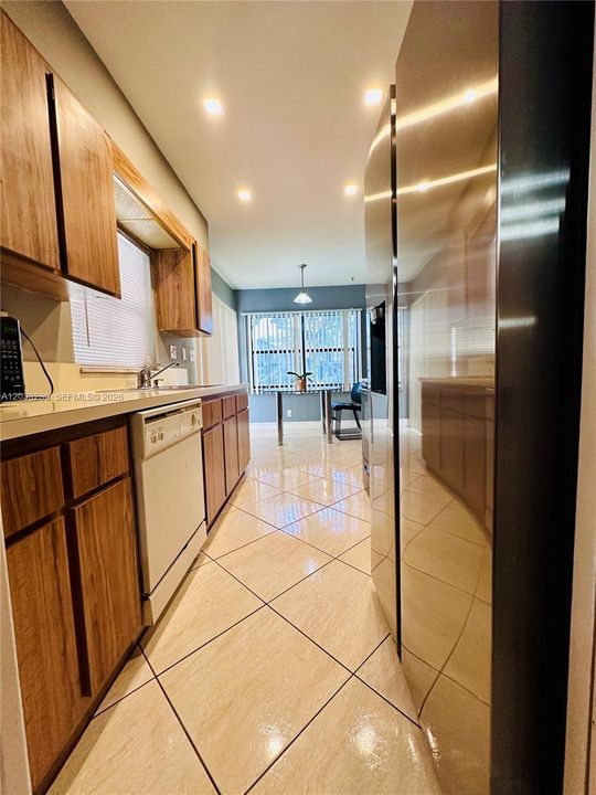 For Sale: $325,000 (2 beds, 2 baths, 1033 Square Feet)