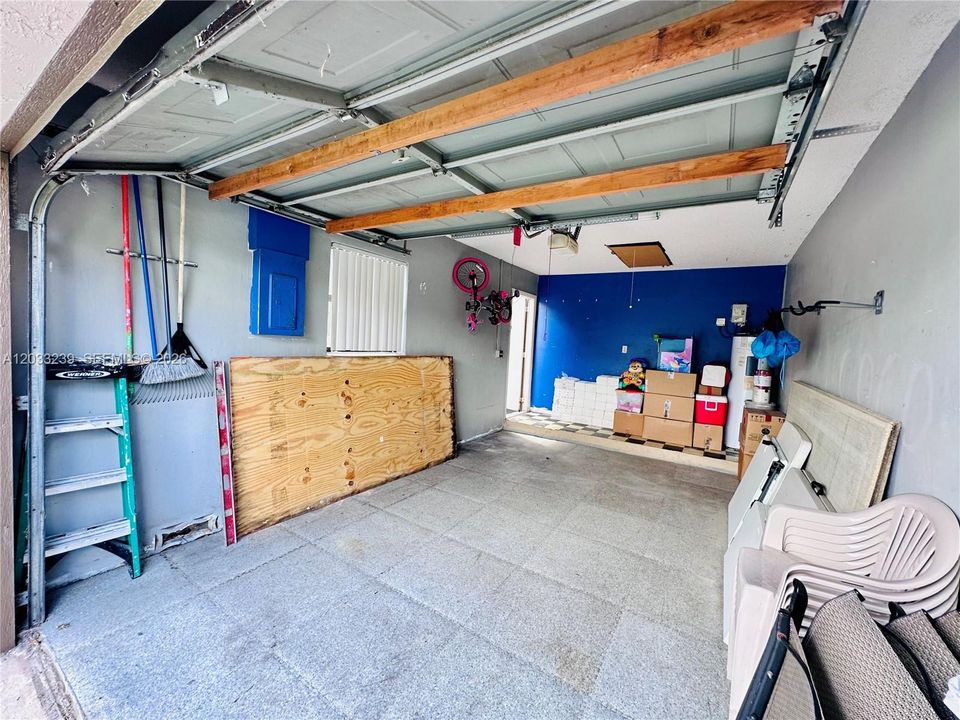 For Sale: $325,000 (2 beds, 2 baths, 1033 Square Feet)