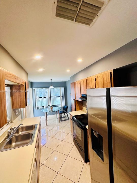 For Sale: $325,000 (2 beds, 2 baths, 1033 Square Feet)