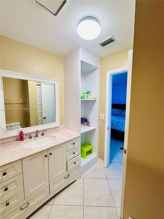 For Sale: $325,000 (2 beds, 2 baths, 1033 Square Feet)