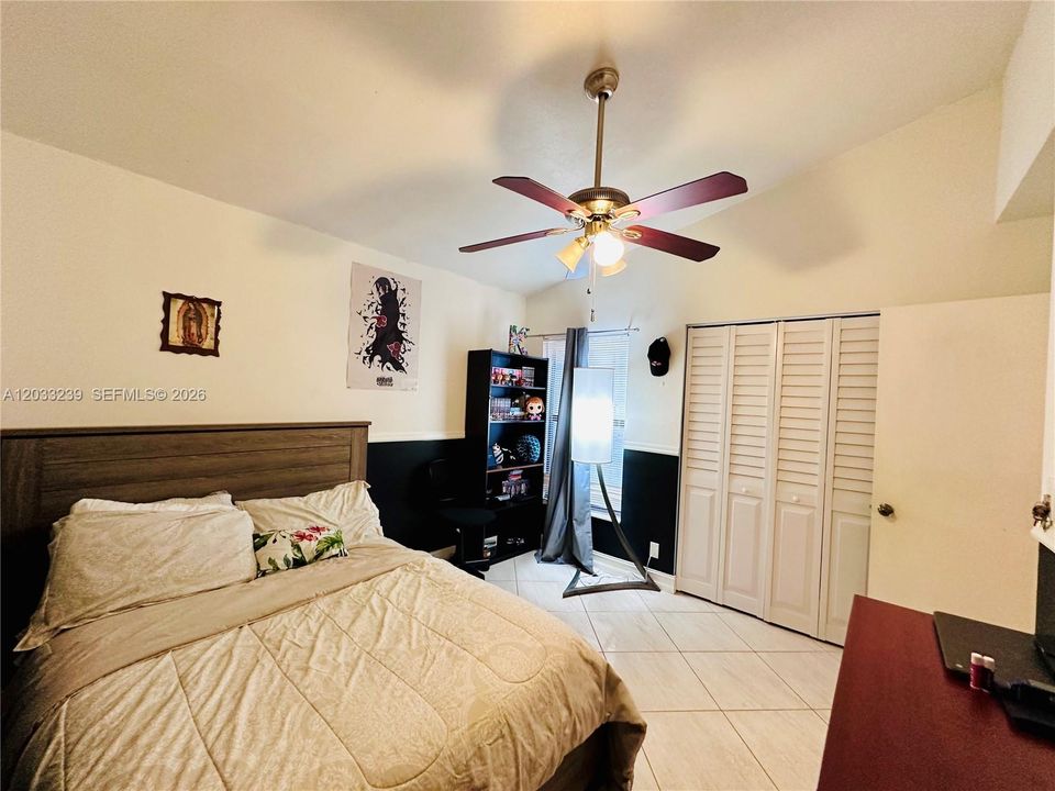 For Sale: $325,000 (2 beds, 2 baths, 1033 Square Feet)