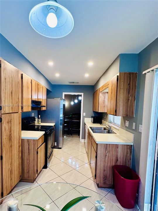 For Sale: $325,000 (2 beds, 2 baths, 1033 Square Feet)