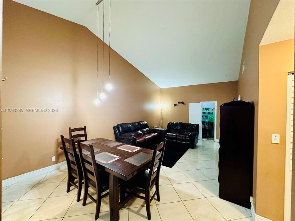 For Sale: $325,000 (2 beds, 2 baths, 1033 Square Feet)