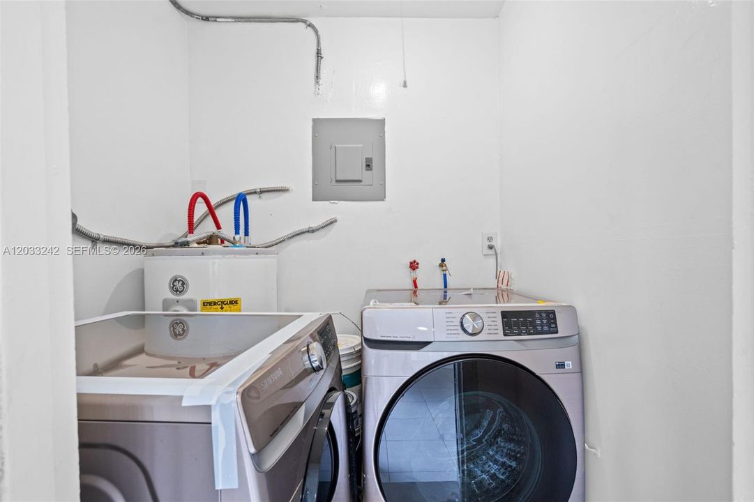 For Rent: $2,500 (2 beds, 1 baths, 1062 Square Feet)