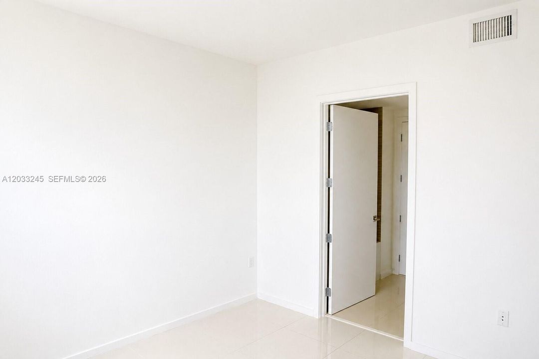Activo con contrato: $3,400 (2 camas, 2 baños, 1073 Pies cuadrados)