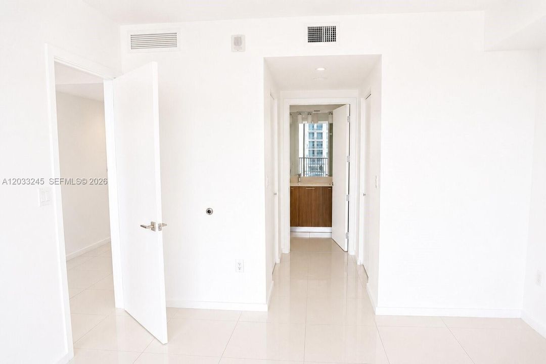 Activo con contrato: $3,400 (2 camas, 2 baños, 1073 Pies cuadrados)