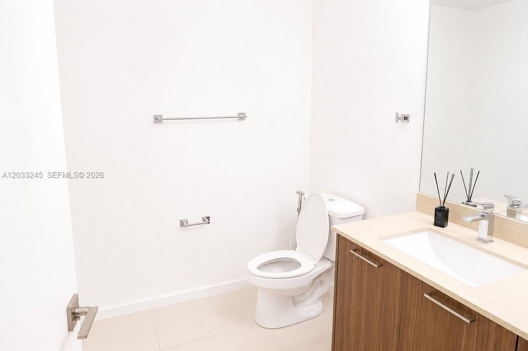 Activo con contrato: $3,400 (2 camas, 2 baños, 1073 Pies cuadrados)