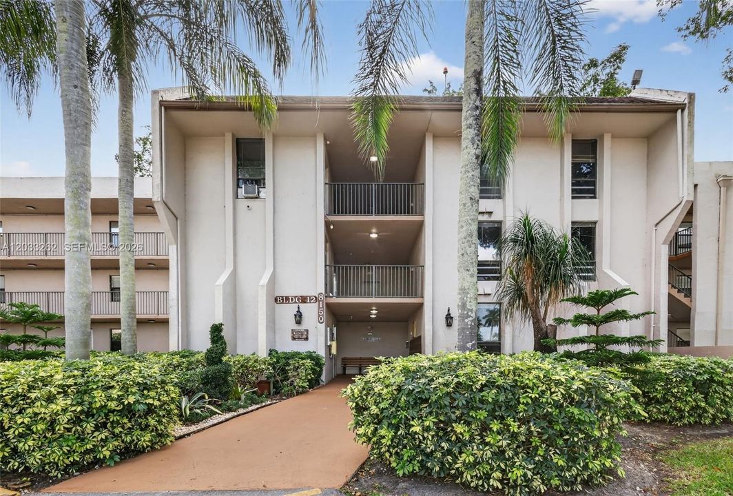 For Sale: $165,000 (2 beds, 2 baths, 865 Square Feet)