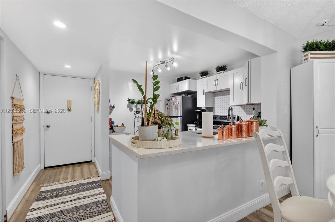 For Sale: $165,000 (2 beds, 2 baths, 865 Square Feet)