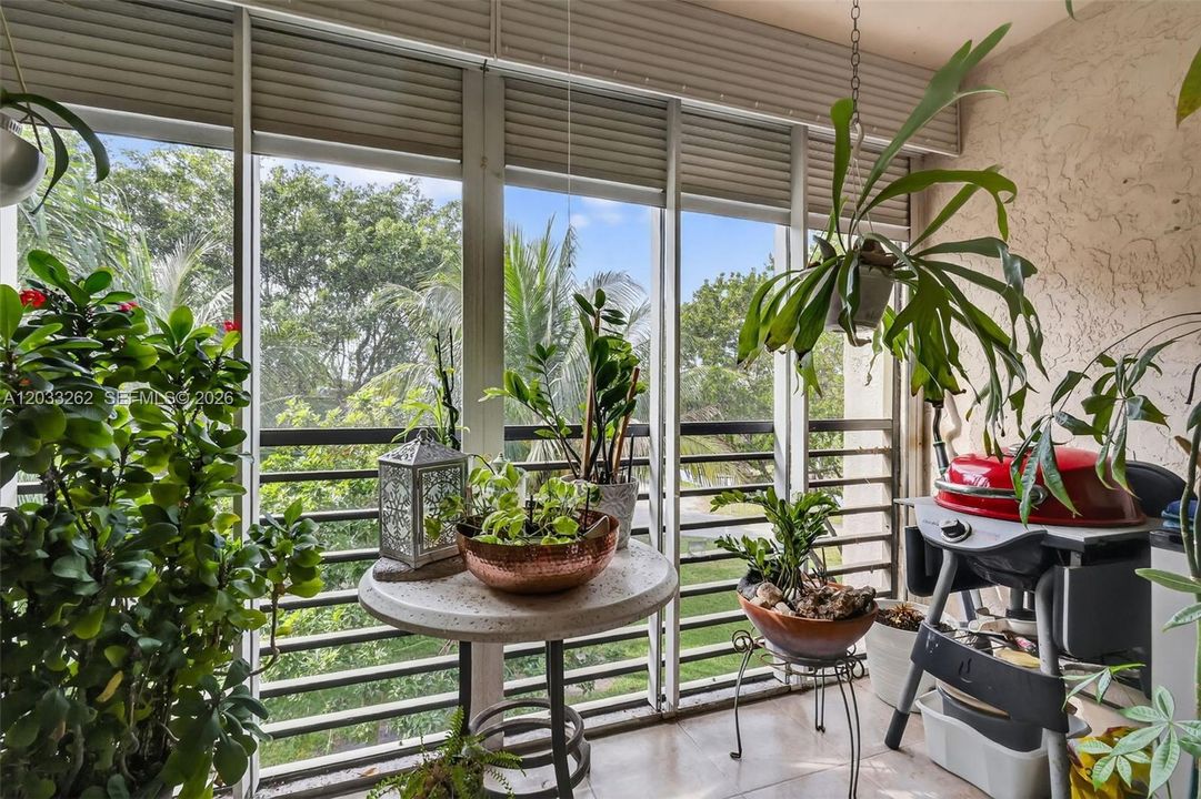 For Sale: $165,000 (2 beds, 2 baths, 865 Square Feet)