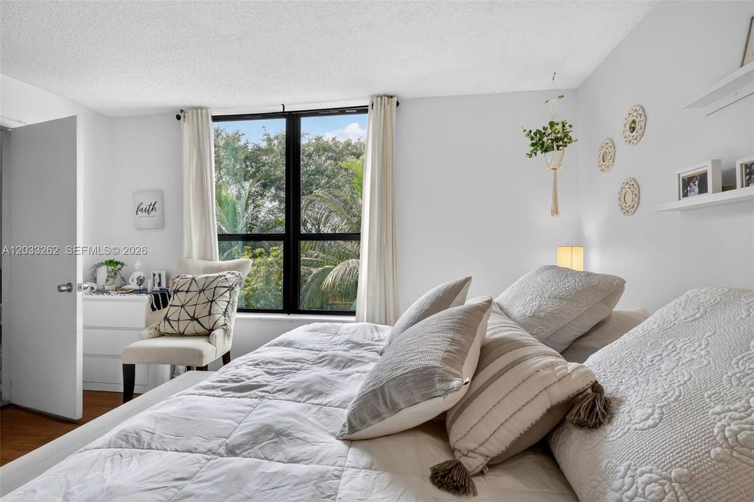 For Sale: $165,000 (2 beds, 2 baths, 865 Square Feet)