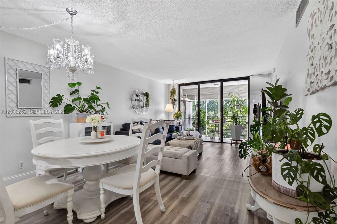 For Sale: $165,000 (2 beds, 2 baths, 865 Square Feet)