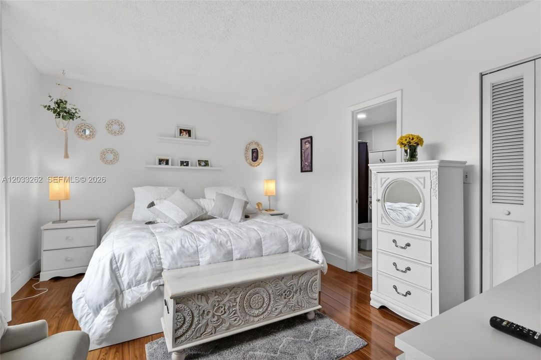 For Sale: $165,000 (2 beds, 2 baths, 865 Square Feet)