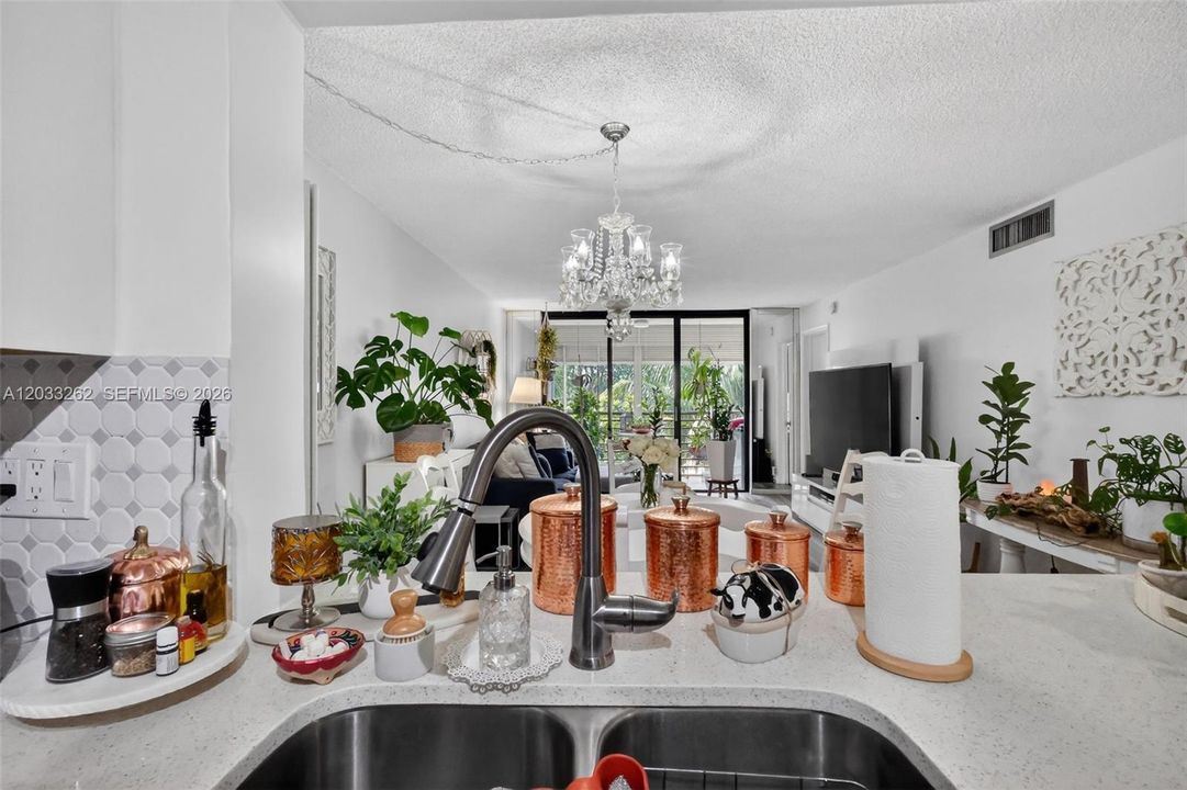 For Sale: $165,000 (2 beds, 2 baths, 865 Square Feet)