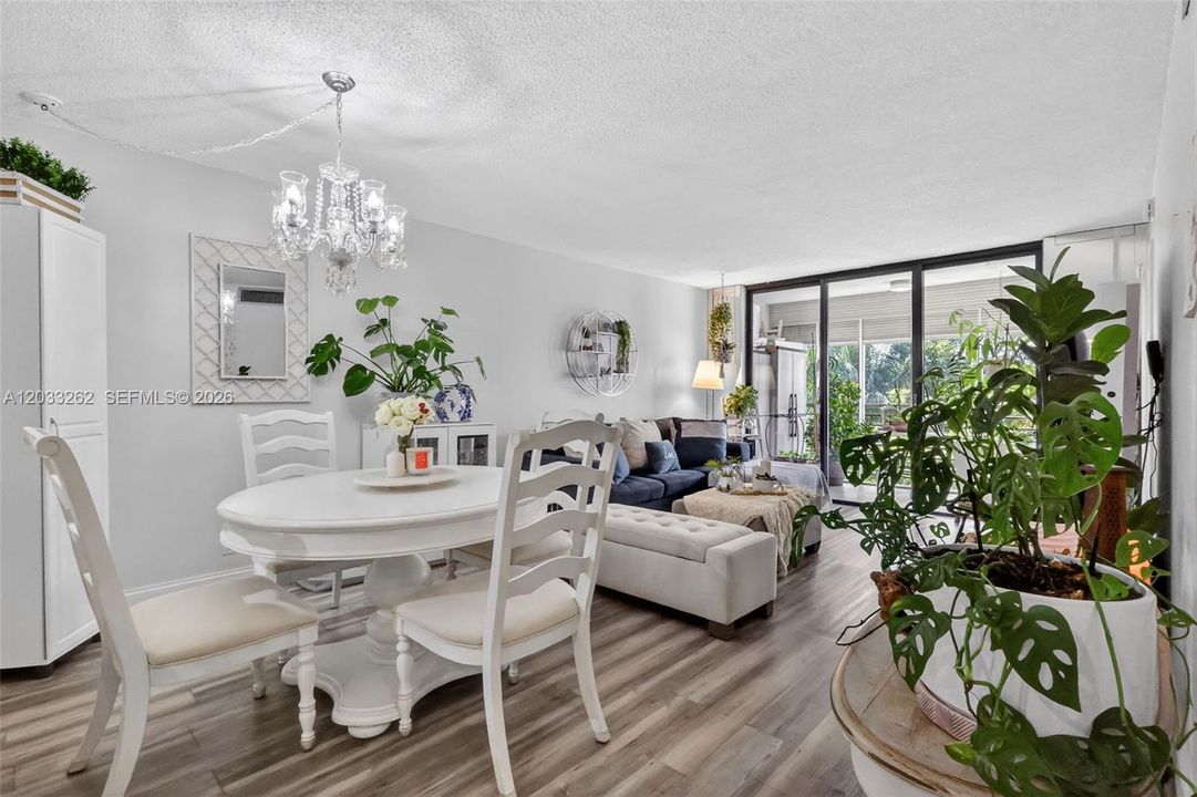 For Sale: $165,000 (2 beds, 2 baths, 865 Square Feet)