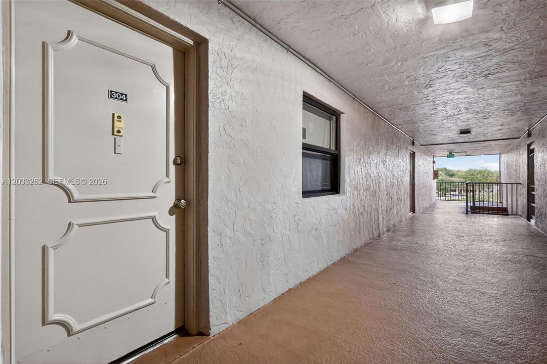 For Sale: $165,000 (2 beds, 2 baths, 865 Square Feet)