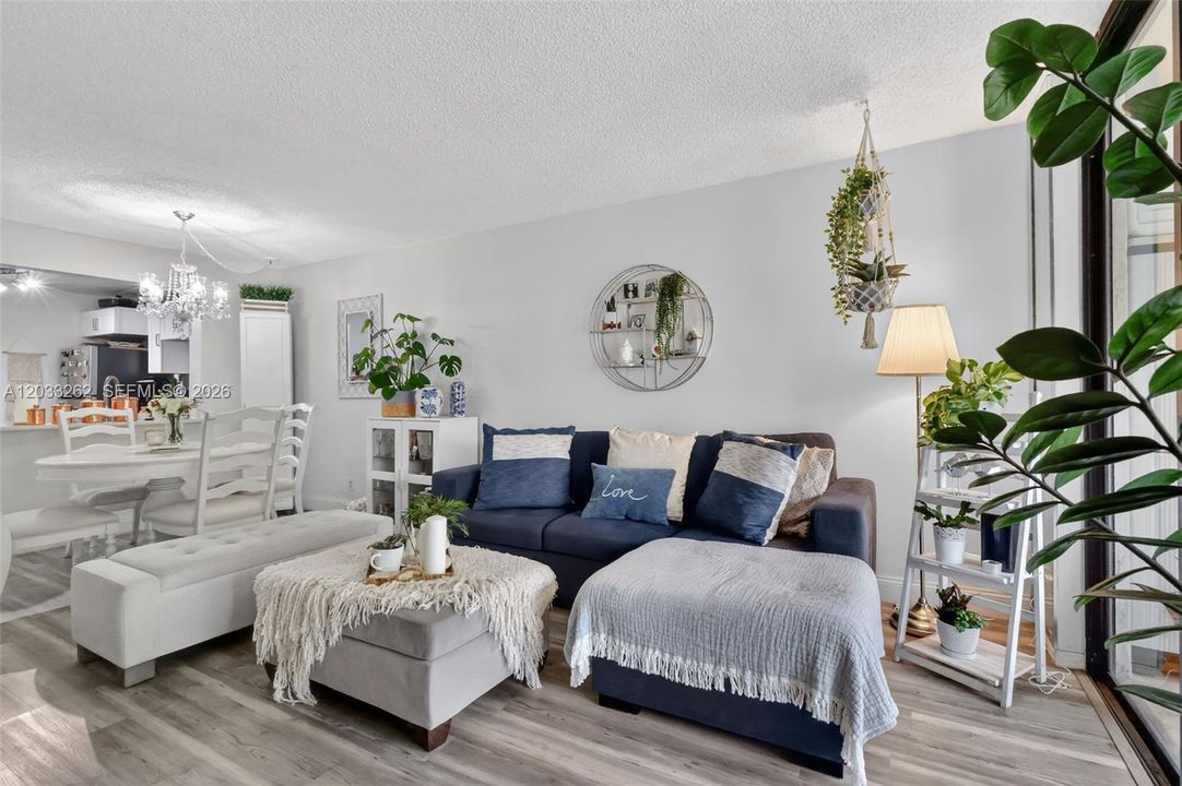 For Sale: $165,000 (2 beds, 2 baths, 865 Square Feet)