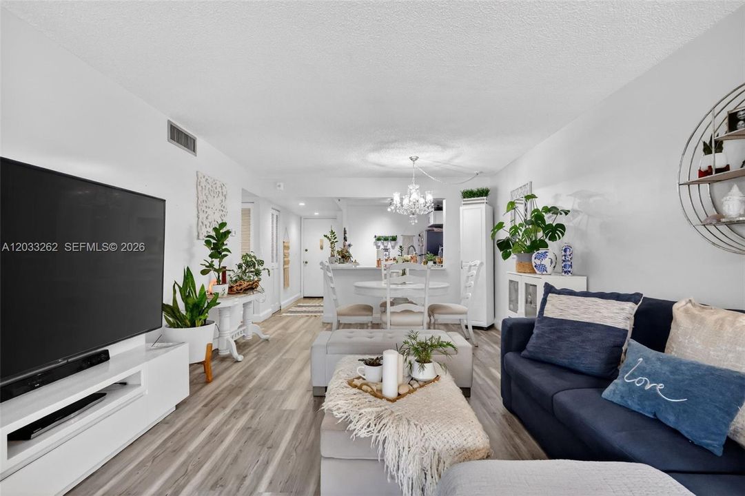For Sale: $165,000 (2 beds, 2 baths, 865 Square Feet)