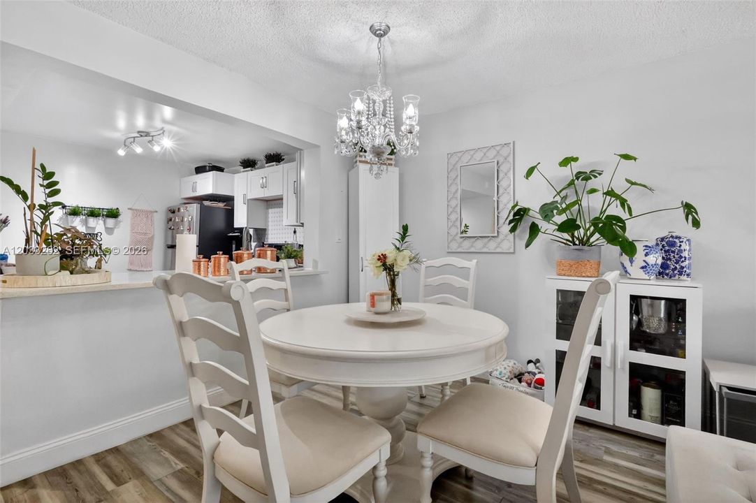 For Sale: $165,000 (2 beds, 2 baths, 865 Square Feet)