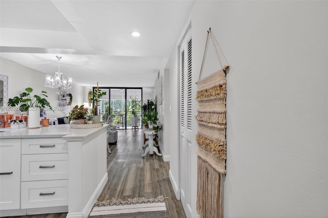 For Sale: $165,000 (2 beds, 2 baths, 865 Square Feet)