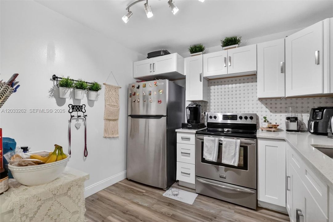 For Sale: $165,000 (2 beds, 2 baths, 865 Square Feet)