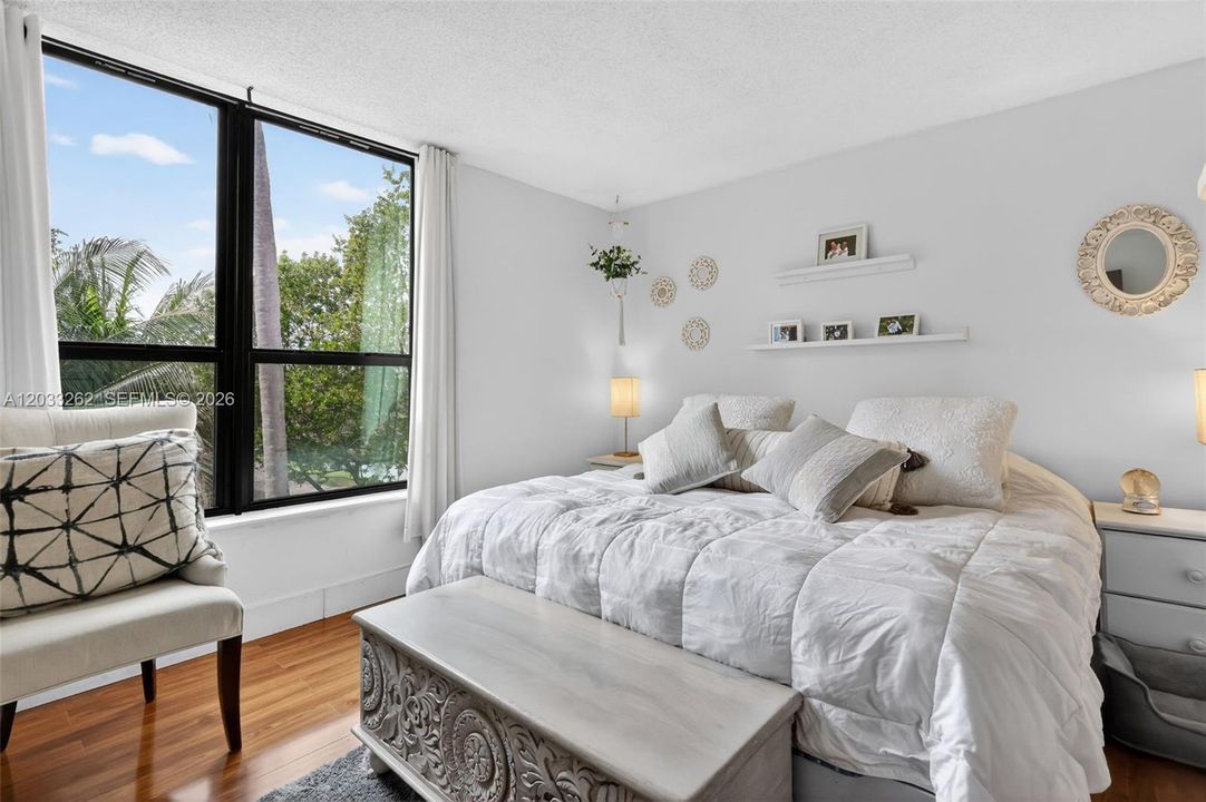 For Sale: $165,000 (2 beds, 2 baths, 865 Square Feet)