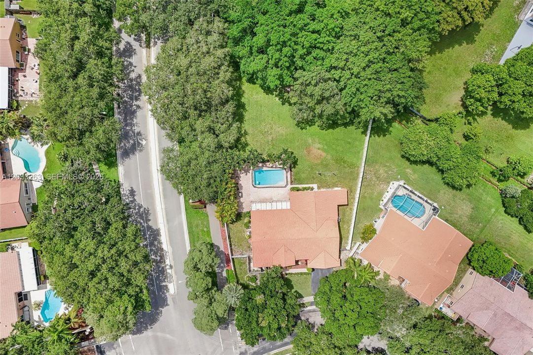 En Venta: $865,000 (4 camas, 2 baños, 2301 Pies cuadrados)